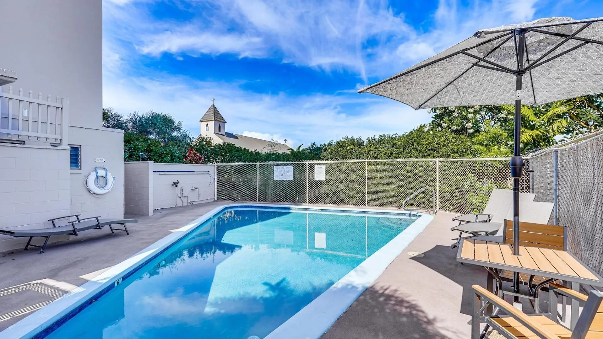 Kailua-Kona Condo With Balcony Walk To The Beach!