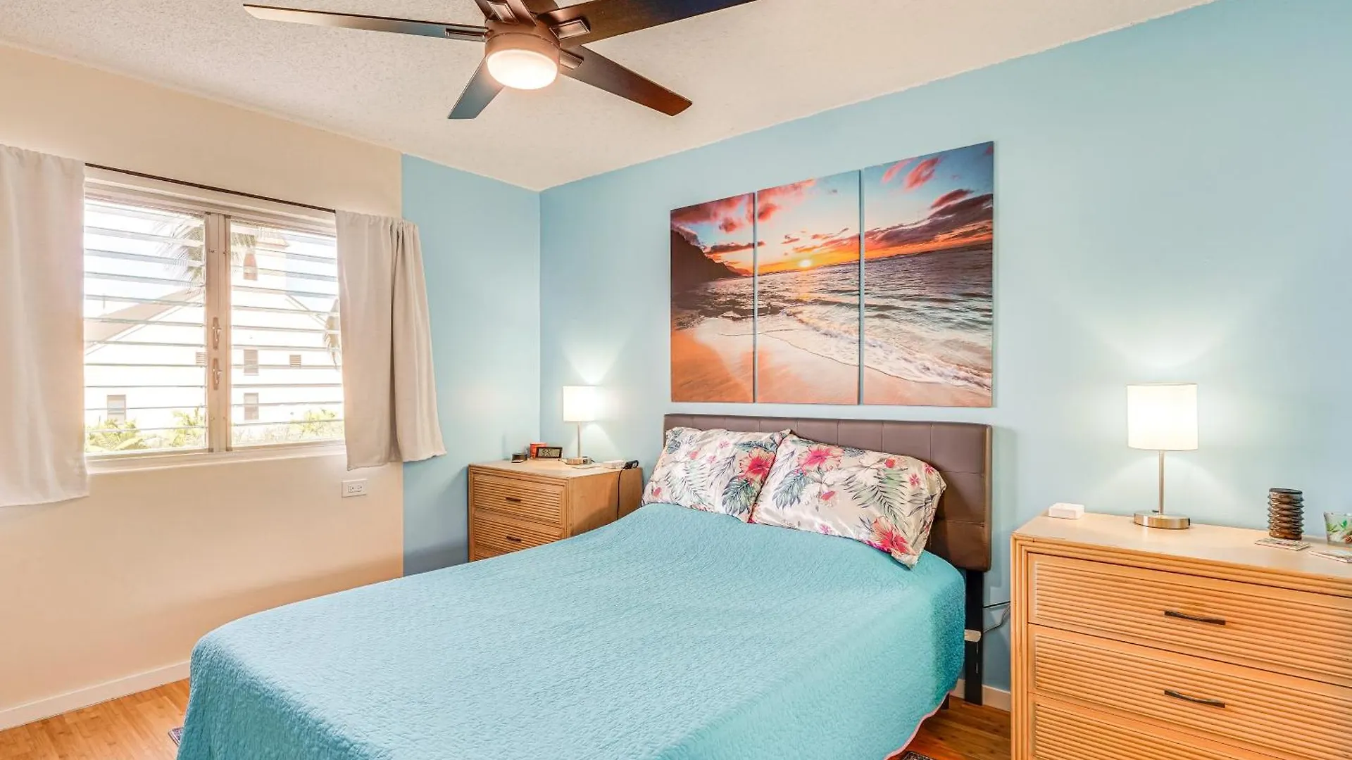 Kailua-Kona Condo With Balcony Walk To The Beach! 0*,  United States