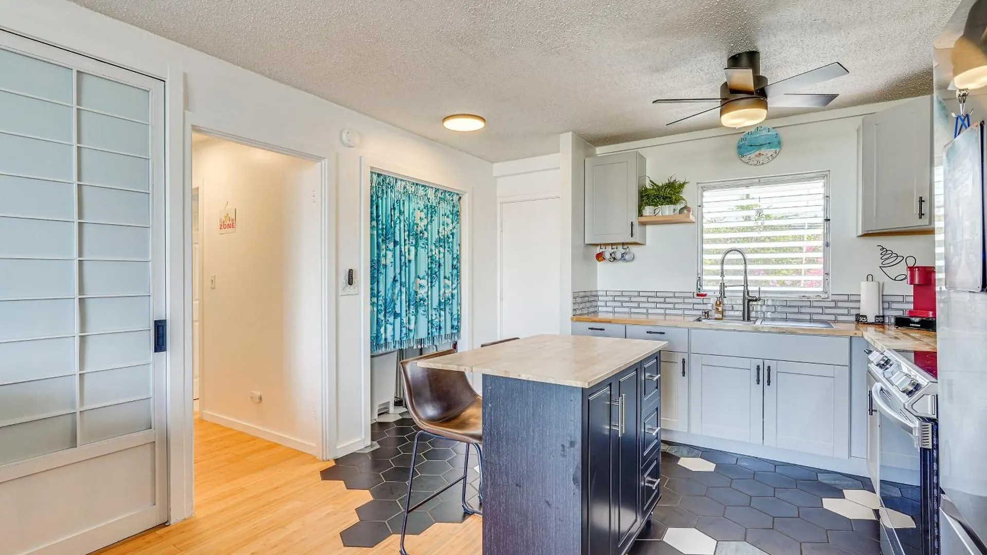 Kailua-Kona Condo With Balcony Walk To The Beach! 0*,  United States