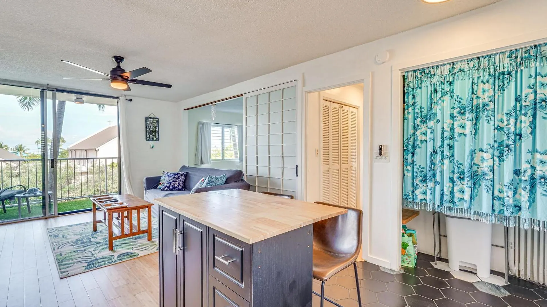 Kailua-Kona Condo With Balcony Walk To The Beach! Apartment